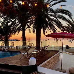 https://tagomago.balearic-islands.net